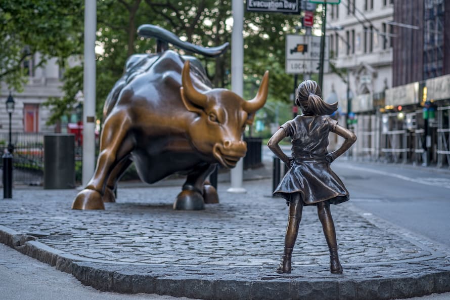  "The Fearless Girl" statue facing Charging Bull in Lower Manhattan, New York City