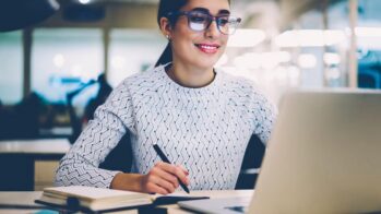 b2b buyer reading content online