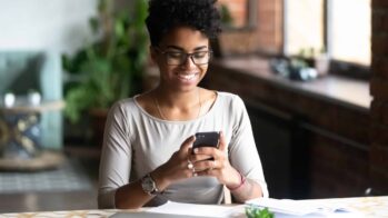 why marketers should be crafting their b2b ad strategy to target junior professionals